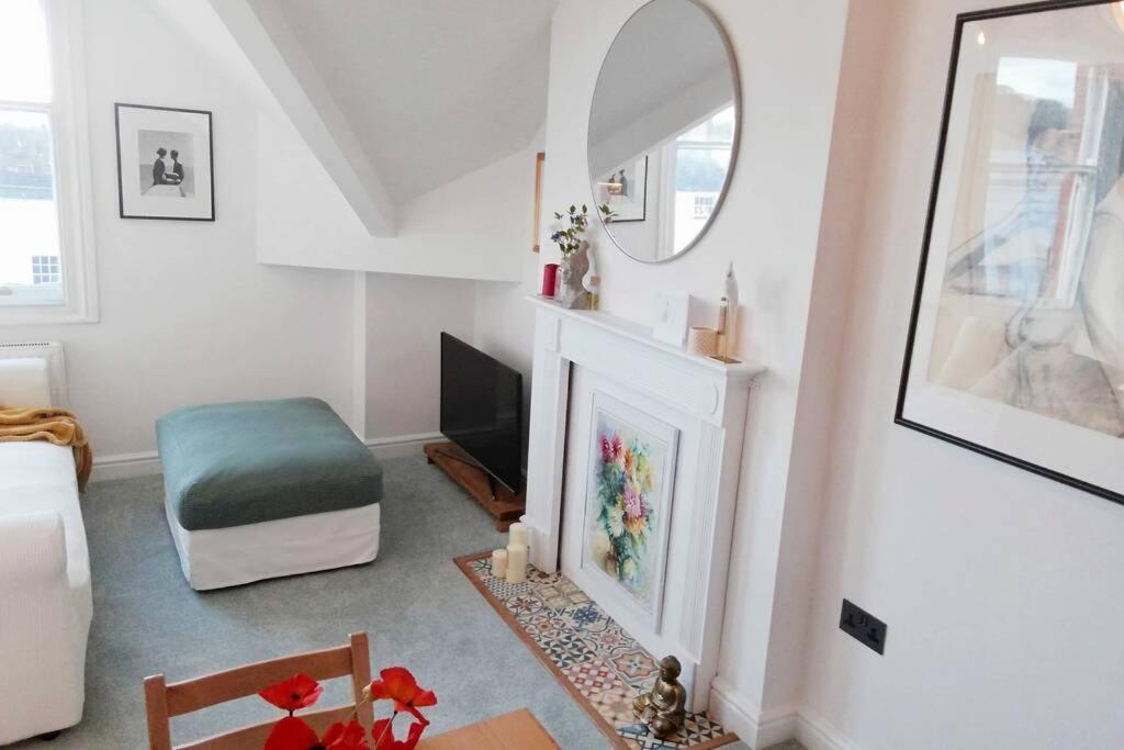 Cosy, Elegant Apartment In Heart Of Ludlow Town Екстериор снимка