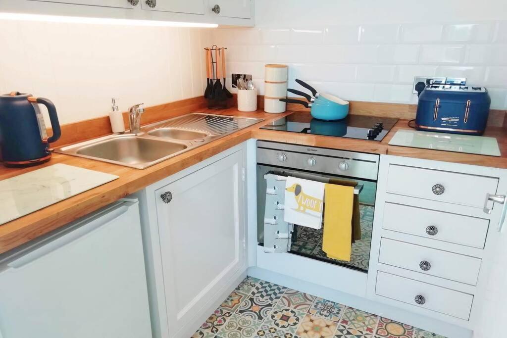 Cosy, Elegant Apartment In Heart Of Ludlow Town Екстериор снимка