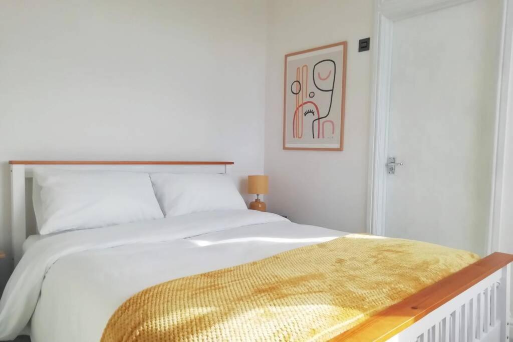 Cosy, Elegant Apartment In Heart Of Ludlow Town Екстериор снимка
