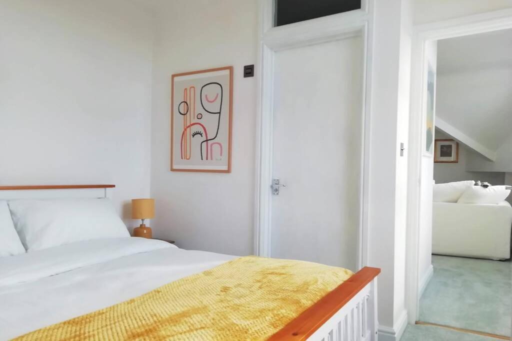 Cosy, Elegant Apartment In Heart Of Ludlow Town Екстериор снимка